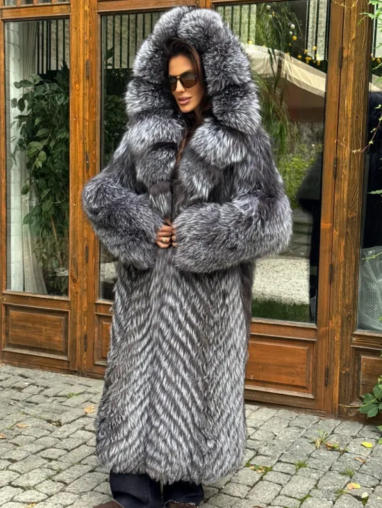 Длинная шуба из чернобурки в росшив
