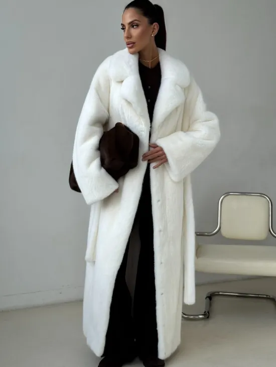 Белая длинная норковая шуба