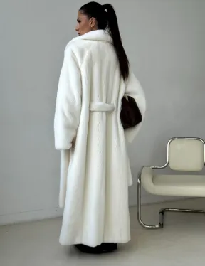 Белая длинная норковая шуба