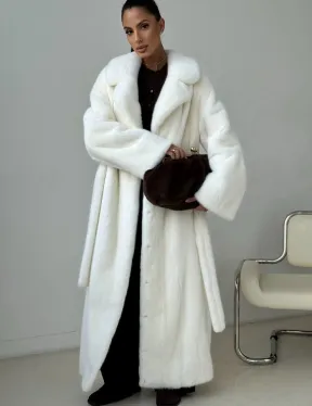 Белая длинная норковая шуба