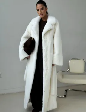 Белая длинная норковая шуба