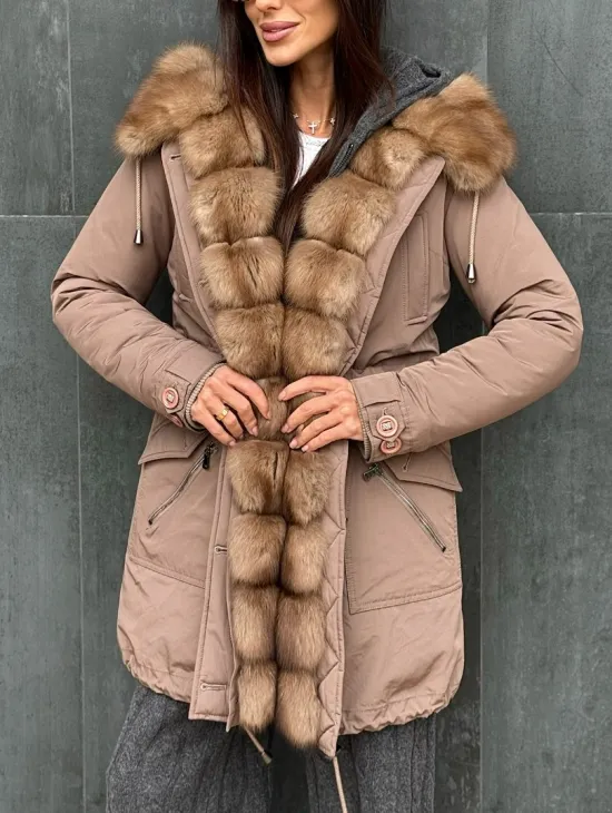 Женский пуховик с мехом куницы