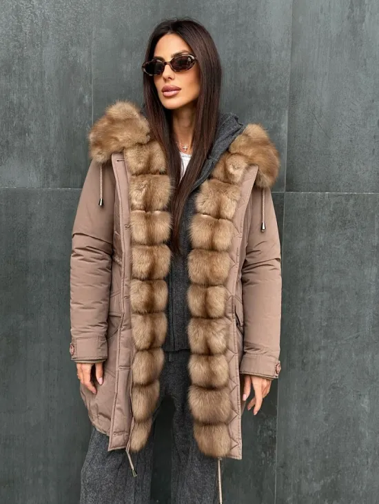 Женский пуховик с мехом куницы
