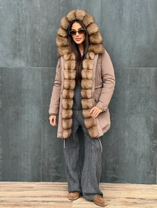 Женский пуховик с мехом куницы