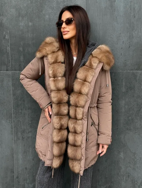 Женский пуховик с мехом куницы