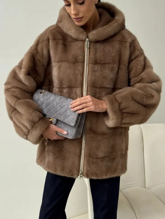 Бежевая норковая куртка с капюшоном