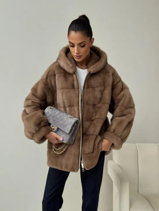 Бежевая норковая куртка с капюшоном