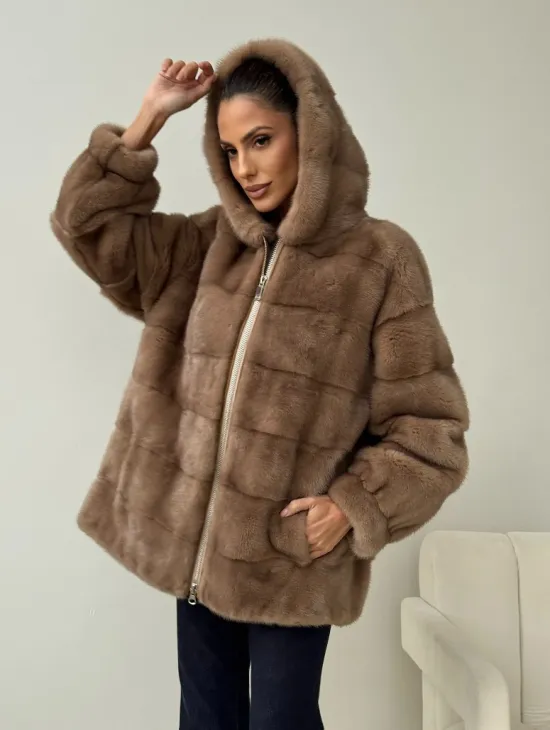 Бежевая норковая куртка с капюшоном
