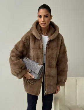 Бежевая норковая куртка с капюшоном