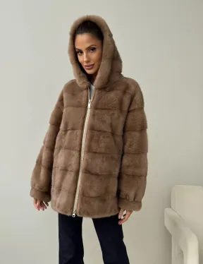 Бежевая норковая куртка с капюшоном