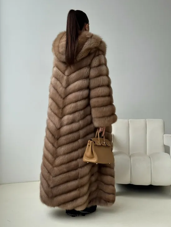 Длинная шуба из меха куницы с капюшоном