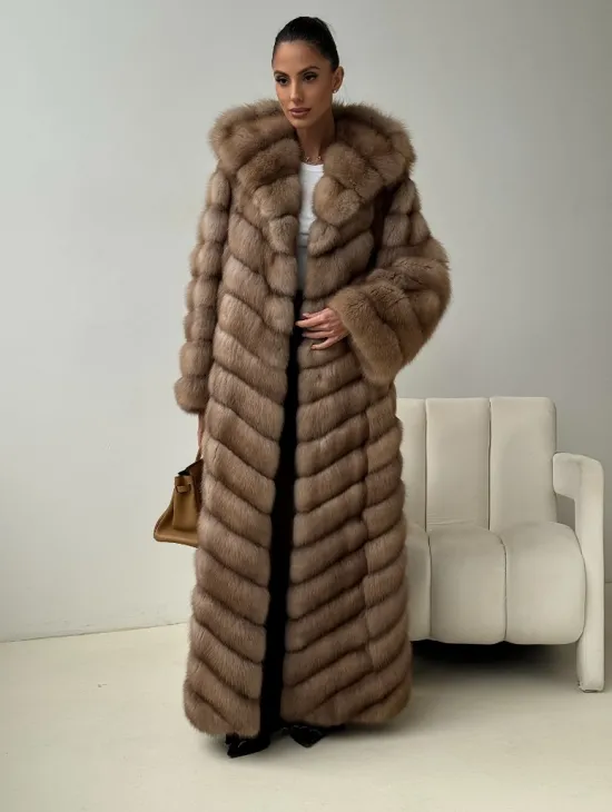 Длинная шуба из меха куницы с капюшоном
