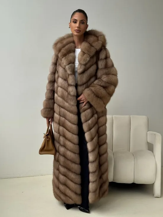 Длинная шуба из меха куницы с капюшоном