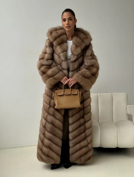 Длинная шуба из меха куницы с капюшоном