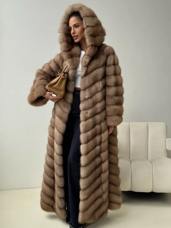 Длинная шуба из меха куницы с капюшоном