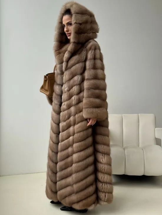 Длинная шуба из меха куницы с капюшоном