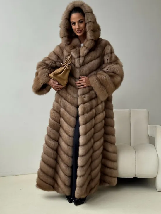 Длинная шуба из меха куницы с капюшоном