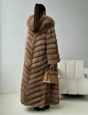 Длинная шуба из меха куницы с капюшоном