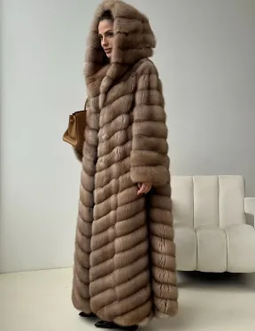 Длинная шуба из меха куницы с капюшоном