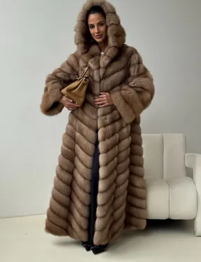 Длинная шуба из меха куницы с капюшоном