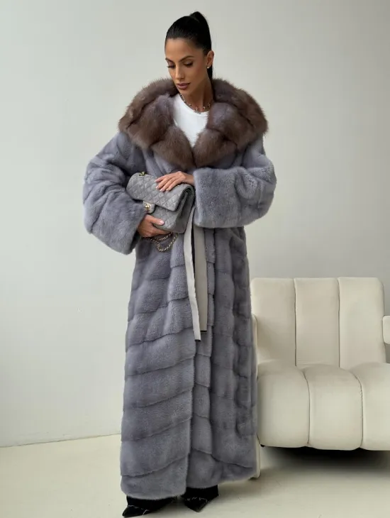 Голубая норковая шуба с капюшоном куницы