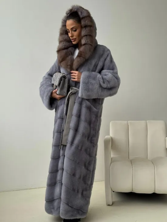 Голубая норковая шуба с капюшоном куницы