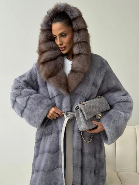 Голубая норковая шуба с капюшоном куницы