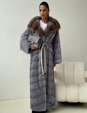 Голубая норковая шуба с капюшоном куницы