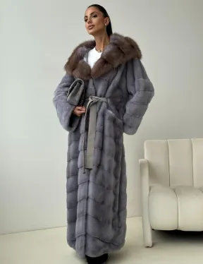 Голубая норковая шуба с капюшоном куницы