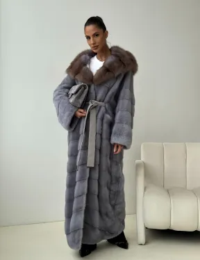 Голубая норковая шуба с капюшоном куницы
