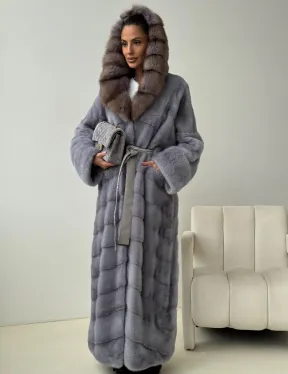 Голубая норковая шуба с капюшоном куницы