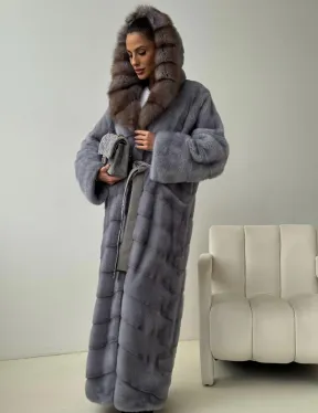 Голубая норковая шуба с капюшоном куницы