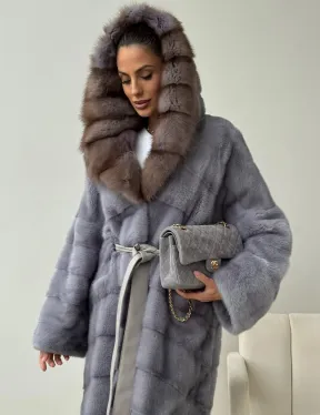 Голубая норковая шуба с капюшоном куницы