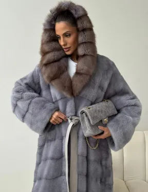 Голубая норковая шуба с капюшоном куницы