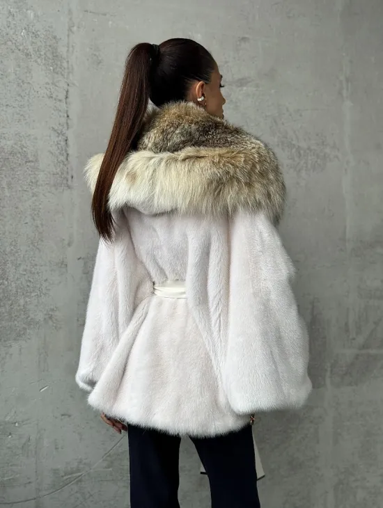 Светлая норковая шуба с капюшоном