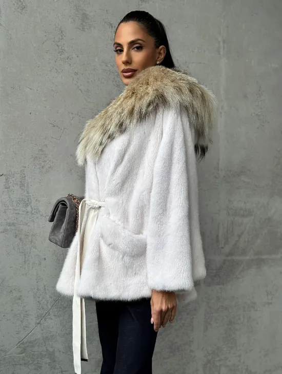 Светлая норковая шуба с капюшоном