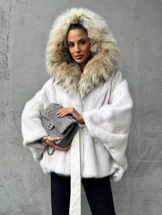 Светлая норковая шуба с капюшоном