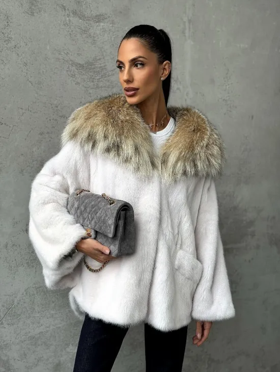 Светлая норковая шуба с капюшоном