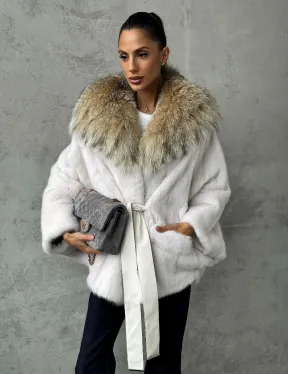 Светлая норковая шуба с капюшоном