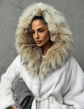 Светлая норковая шуба с капюшоном