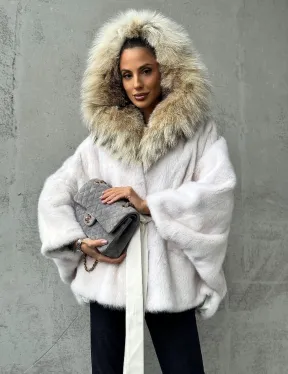 Светлая норковая шуба с капюшоном
