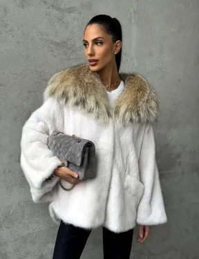 Светлая норковая шуба с капюшоном