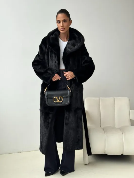 Черная норковая шуба с капюшоном