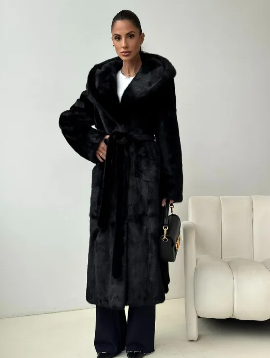 Черная норковая шуба с капюшоном