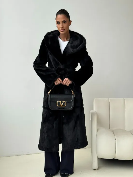 Черная норковая шуба с капюшоном