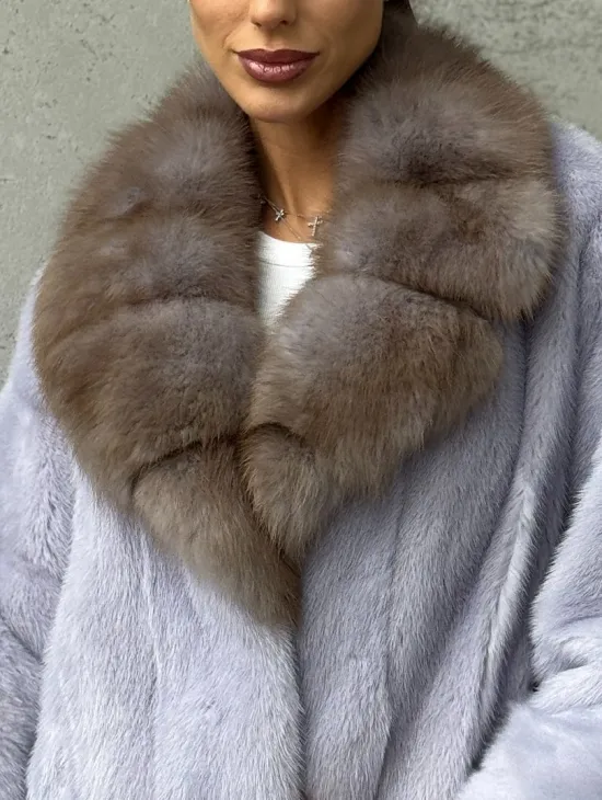 Короткая норковая шуба с воротником куницы