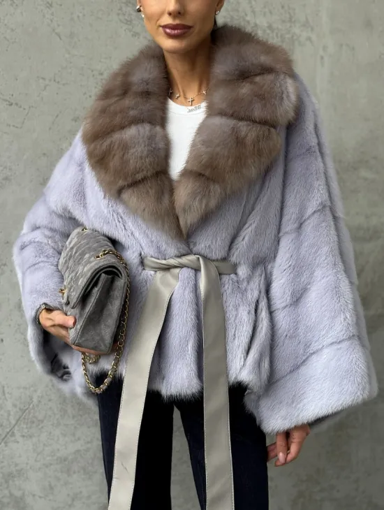 Короткая норковая шуба с воротником куницы