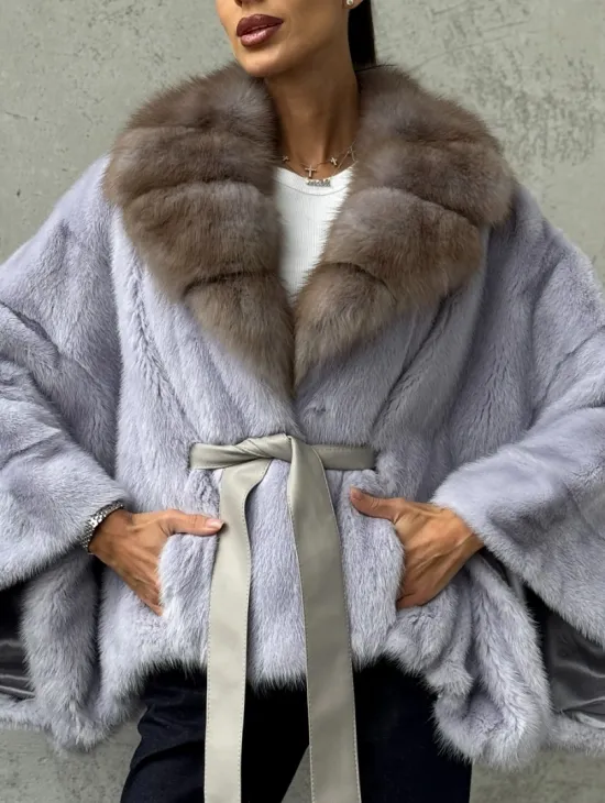 Короткая норковая шуба с воротником куницы