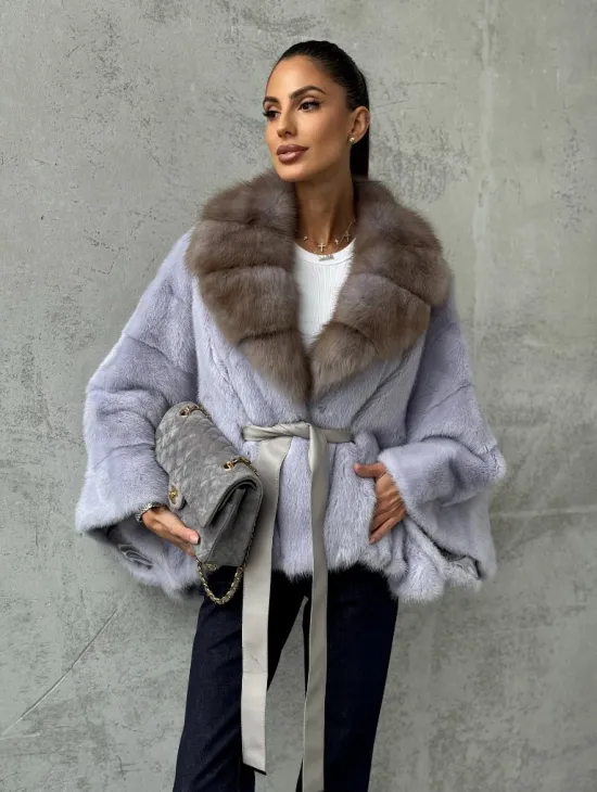 Короткая норковая шуба с воротником куницы