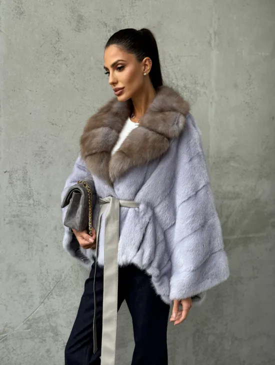 Короткая норковая шуба с воротником куницы